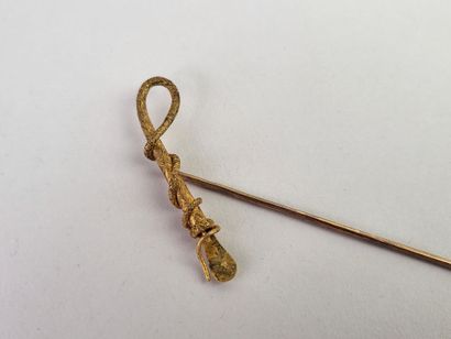 Tie pin in 18K (750°/°°) yellow gold, the...