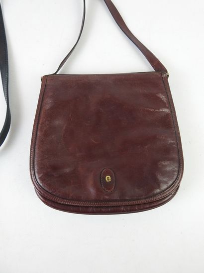 LONGCHAMP: Black leather shoulder bag. 18...