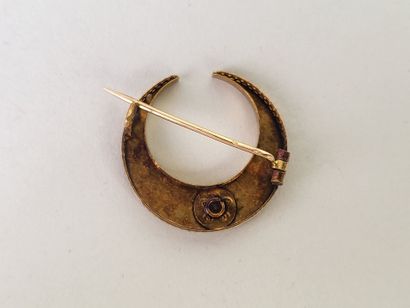 Brooch crescent moon in 18K yellow gold (750°/°°)...