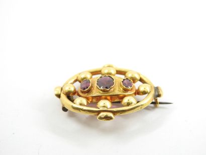 Oval brooch in yellow gold 750 thousandths...