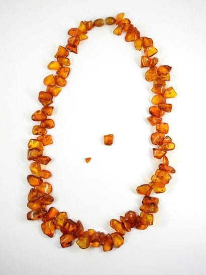 NECKLACE of amber beads. 22,6g. A broken...