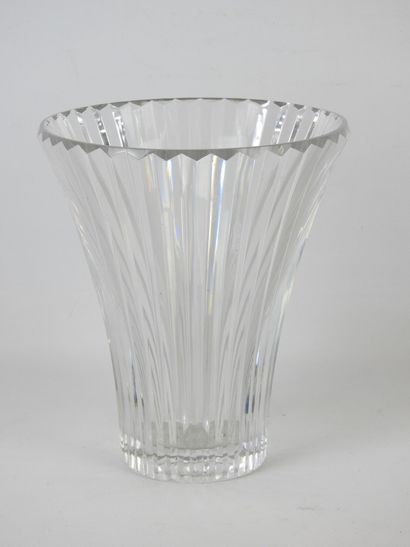BACCARAT : Cut crystal vase. H.25 cm