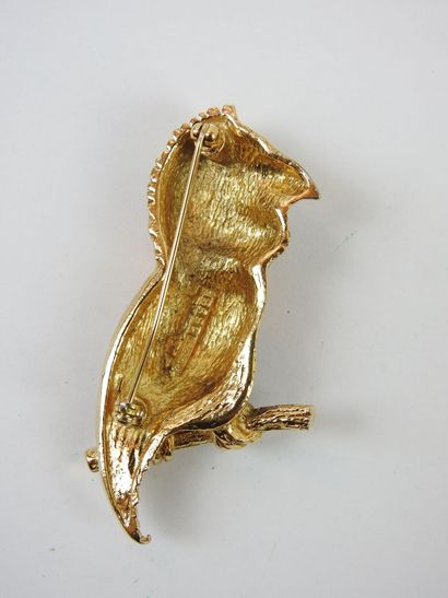 CARVEN: Parrot brooch.