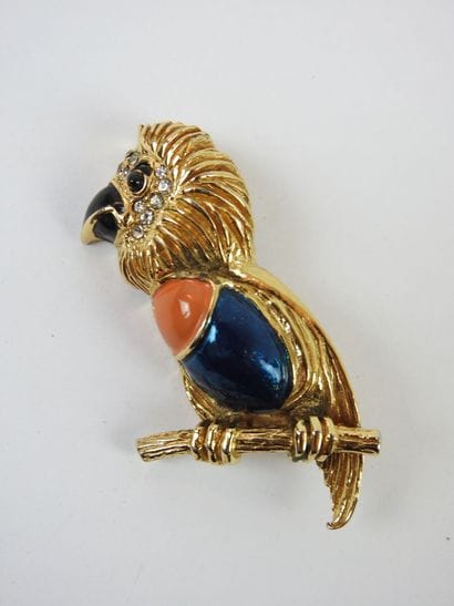 CARVEN: Parrot brooch.