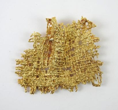 Large Brutalist brooch in gilded metal. 7.5...