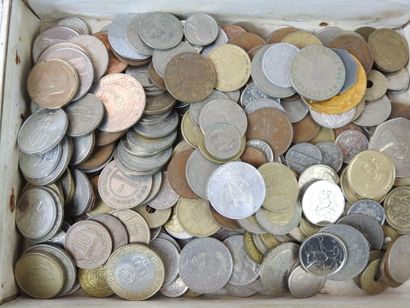 LOT of World Coins in bulk in a Belinda cigar...