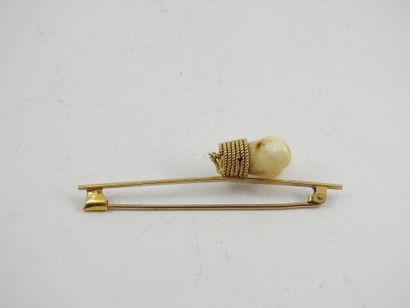 BROCHURE in yellow gold holding deer fangs....