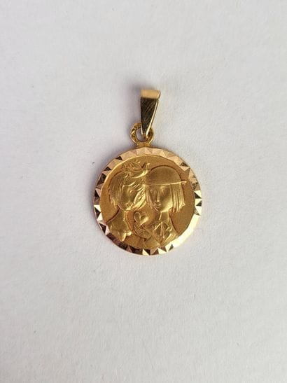 Circular medal in 18K yellow gold (750°/°°)...