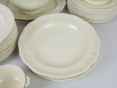 GIEN: Earthenware dinner service model Pont-Aux-Choux...