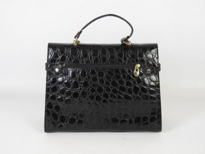 HANDBAG in black leather. 12 x 34 x 25 cm....
