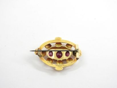 Oval brooch in yellow gold 750 thousandths...