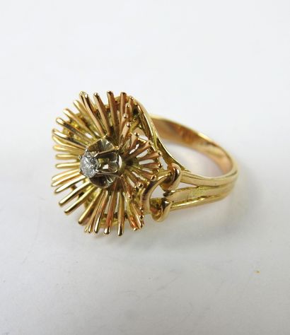 18K gold ring set with a small brilliant-cut...