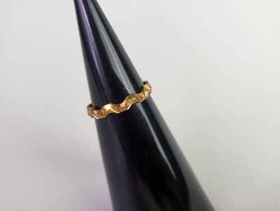 Ring in 18K (750°/°°) yellow gold, chased...