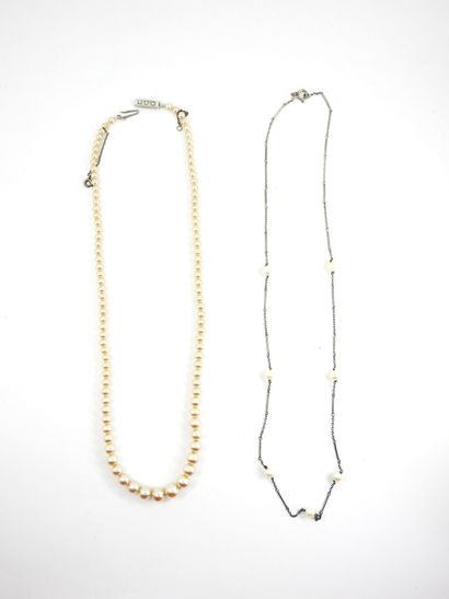 NECKLACE with silver mesh decorated with...