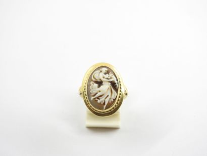 Yellow gold ring 750 thousandths with decoration...