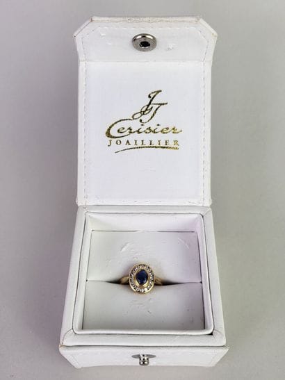18K (750°/°°) yellow gold ring centered with...