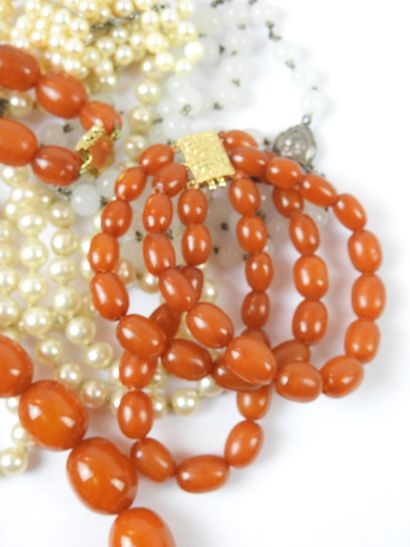 Necklace and bracelet in pearls of amber...