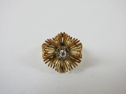 18K gold ring set with a small brilliant-cut...