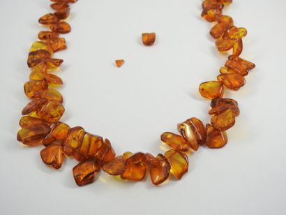 NECKLACE of amber beads. 22,6g. A broken...