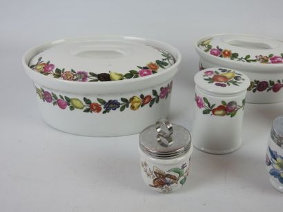 PORCELAIN OF PARIS: Set in porcelain decoration...