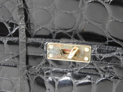 HANDBAG in black leather. 12 x 34 x 25 cm....