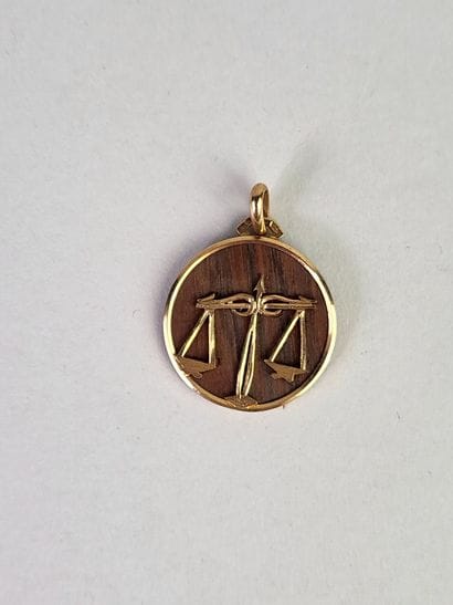Medallion in 18K (750°/°°) yellow gold and...