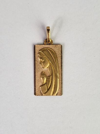 Rectangular religious medal chiseled in 18K...