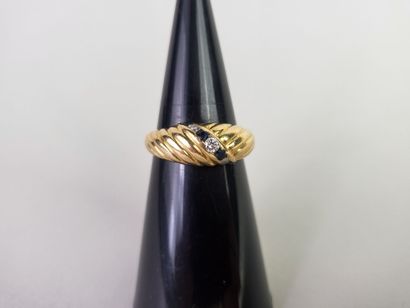 18K (750°/°°) yellow gold ring set with small...