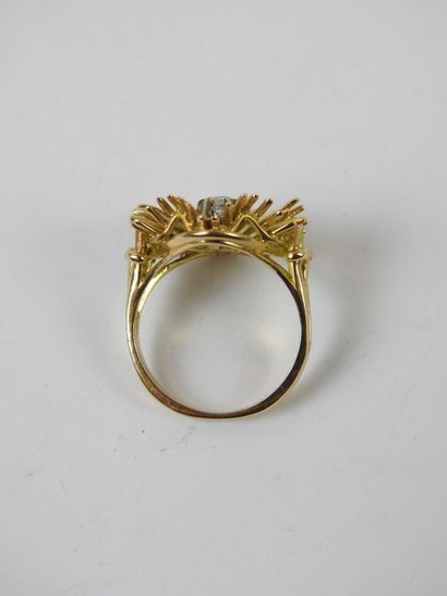 18K gold ring set with a small brilliant-cut...