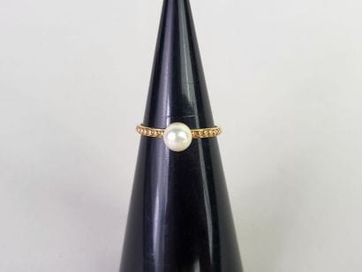 Ring in 18K (750°/°°) yellow gold with a...