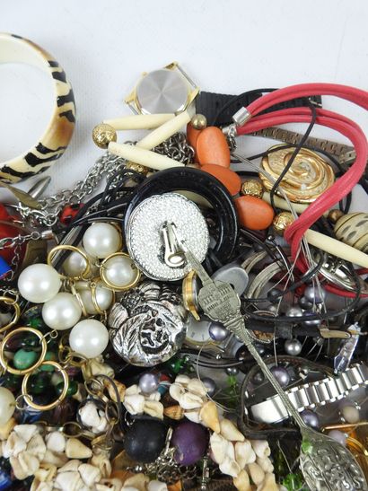 IMPORTANT LOT OF JEWELRY FANTAISIE including...