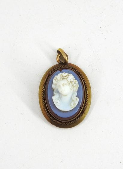 Gilded metal pendant decorated with a cameo...