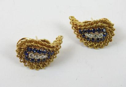 Pair of ear clips in gold 750/1000 decorated...
