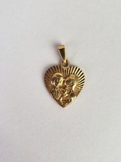 Heart-shaped medal in 18K yellow gold (750°/°°)...