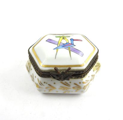 SMALL pill box in white porcelain with masonic...