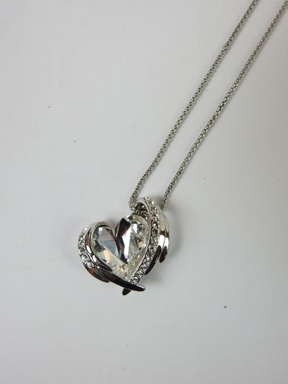 CDE: Chain and its heart pendant decorated...