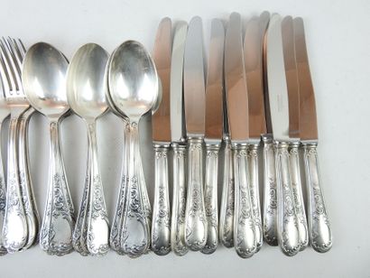 FRANCOIS FRIONNET : Eleven large place settings...