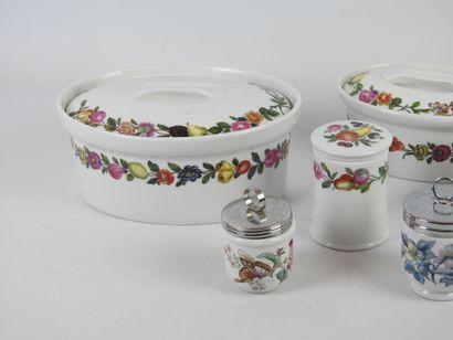 PORCELAIN OF PARIS: Set in porcelain decoration...
