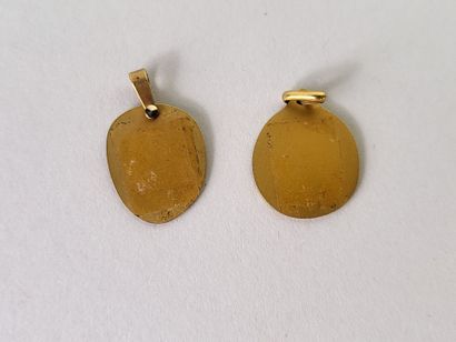 A. AUGIS.
Lot of 2 religious medals in yellow...