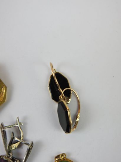 Lot: pair of gold and amethyst earrings,...
