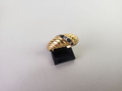 18K (750°/°°) yellow gold ring set with small...
