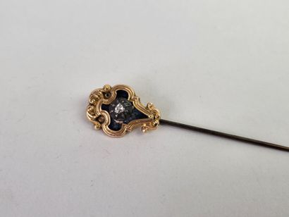 Tie pin in 18K (750°/°°) yellow gold, the...