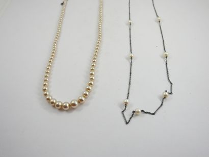 NECKLACE with silver mesh decorated with...