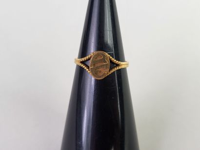Lot of two 18K (750°/°°) yellow gold signet...