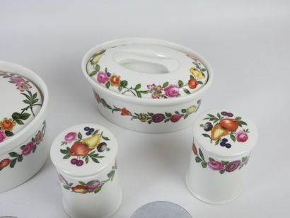 PORCELAIN OF PARIS: Set in porcelain decoration...