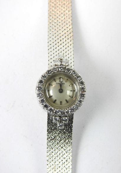 OMEGA: Ladies' wristwatch in platinum. Gross...