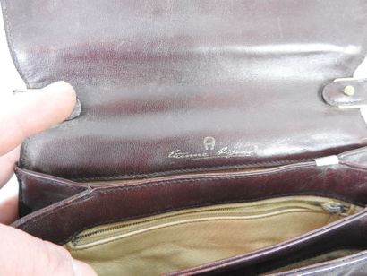 LONGCHAMP: Black leather shoulder bag. 18...