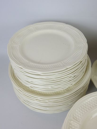GIEN: Earthenware dinner service model Pont-Aux-Choux...
