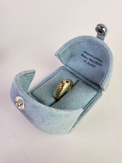 18K (750°/°°) yellow gold ring set with small...