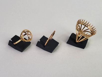 Lot of 3 ring settings in 18K yellow gold...